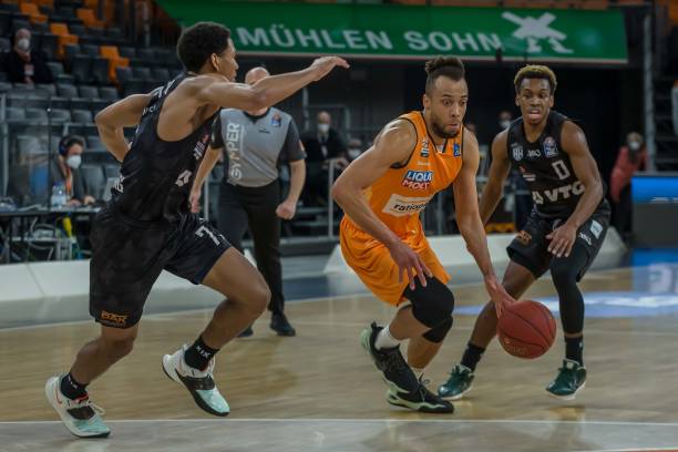 在篮下争抢 在篮下争抢